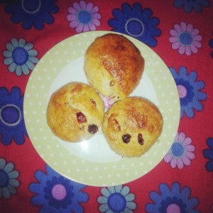 spiced bath buns | see our recipe for our delicious fruity buns